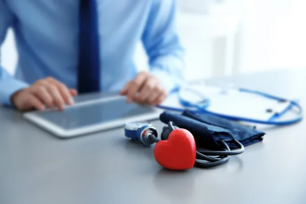 ¿Qué médico trata estenosis valvular?